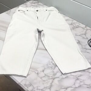 Stylish White Denim Capris. Jeanology